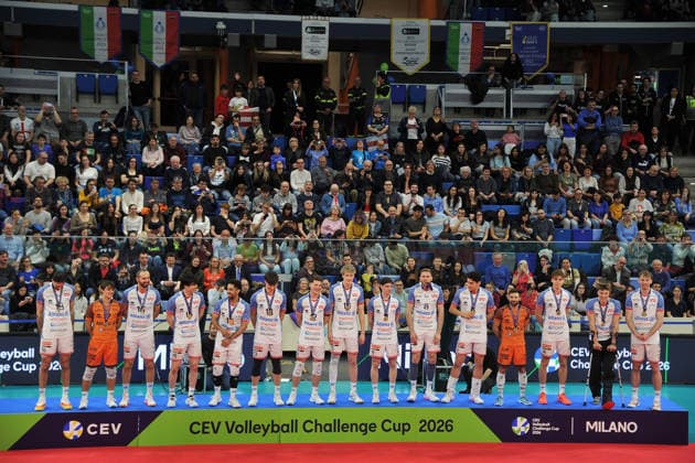 foto Mario Romano IPP Milano 01 04 2026 Pallavolo Challence Cup 2025 2026 - finale partita di ritorno Powervolley Milano vs Volley Lindemans Aalst 3-0 nella foto i giocatori del PowerVolley durante la premiazione Italy Photo Press - World Copyright italy ITALY  Copyright: xR4924_italyphotopressx