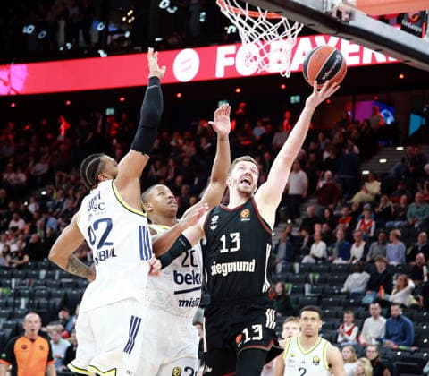 von links Khem BIRCH (Fenerbahce), <D. HALL (Fenerbahce), Andreas OBST (Muenchen), He Basketball, Euro League 2025 26, 01.04.26 FC Bayern München Basketball vs Fenerbahce Istanbul, SAP Garden, Muenchen, Copyright: WolfgangxFehrmann