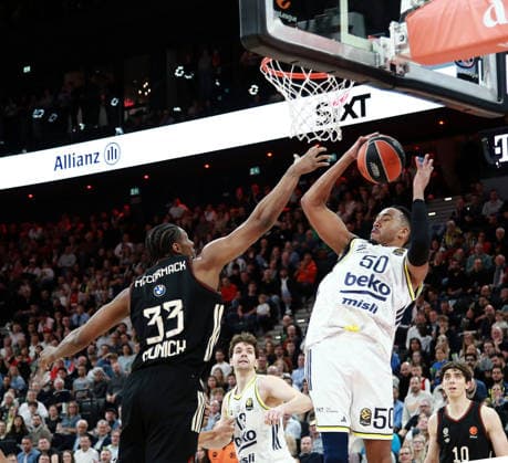 von links <David MCCORMACK (Muenchen), Bonzie COLSON (Fenerbahce), He Basketball, Euro League 2025 26, 01.04.26 FC Bayern München Basketball vs Fenerbahce Istanbul, SAP Garden, Muenchen, Copyright: WolfgangxFehrmann