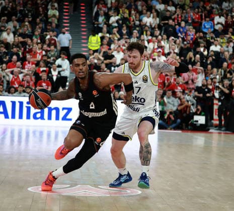 von links Xavier RATHAN-MAYES (Muenchen), Onurlap BItIM (Fenerbahce), He Basketball, Euro League 2025 26, 01.04.26 FC Bayern München Basketball vs Fenerbahce Istanbul, SAP Garden, Muenchen, Copyright: WolfgangxFehrmann