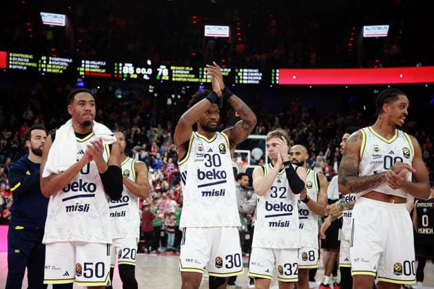 nach dem Spiel Istanbiuler Spieler gruessen ihre Fans He Basketball, Euro League 2025 26, 01.04.26 FC Bayern München Basketball vs Fenerbahce Istanbul, SAP Garden, Muenchen, Copyright: WolfgangxFehrmann