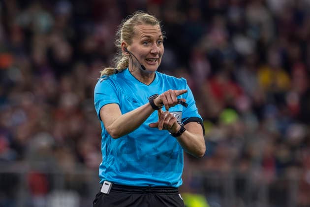 München, Deutschland 01. April 2026: UEFA Womens Champions League - 2025 2026 - Viertelfinale - FC Bayern München gegen Manchester United, ManU Im Bild: Schiedsrichterin Tess Olofsson gestikuliert auf dem Spielfeld. Allianz Arena Bayern Copyright: xFotostandx xSchäferx