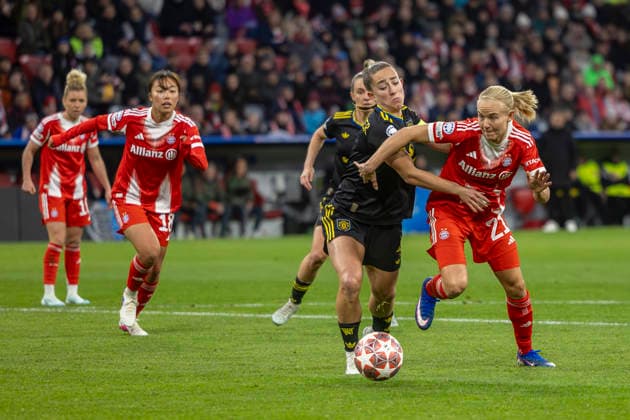 München, Deutschland 01. April 2026: UEFA Womens Champions League - 2025 2026 - Viertelfinale - FC Bayern München gegen Manchester United, ManU Im Bild: v. li. im Zweikampf Maya Le Tissier (Man Utd) und Pernille Harder (FCB) Allianz Arena Bayern Copyright: xFotostandx xSchäferx