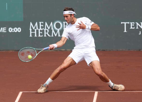 HOUSTON, TX - APRIL 01: Tomas Martin Etcheverry (ARG) in action during the singles round of 16 match at the Men™s Clay Court Championship on April 1, 2026 at River Oaks Country Club in Houston(Photo by Leslie Plaza Johnson Icon Sportswire) TENNIS: APR 01 US Men s Clay Court Championship EDITORIAL USE ONLY Icon260401006
