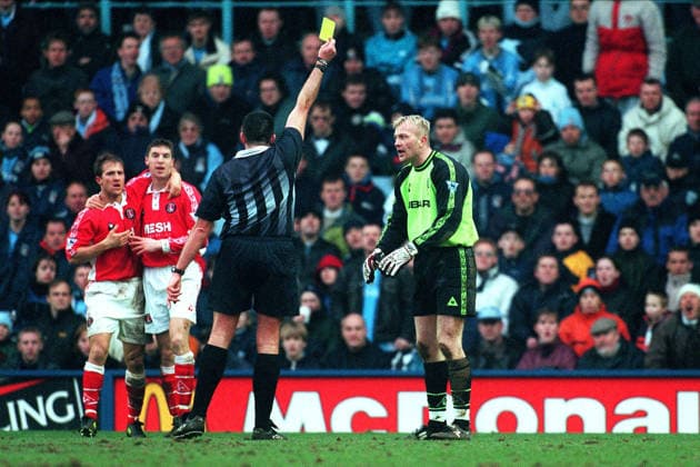 Coventry City V Charlton Athletic, Premier League Magnus Hedman of Coventry City is shown a Yellow card and booked by referee Jeff Winter during the Premier League match between Coventry City and Charlton Athletic at Highfield Road on March 6, 1999 in Coventry, England. Coventry Highfield Road England United Kingdom Copyright: xAllstarxPicturexLibraryxLtdx