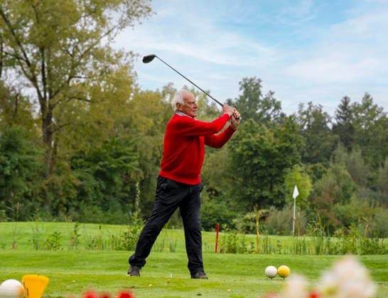 27.09.2025, Internationales Klassikfestival: Festival der Nationen 2025, Golfturnier am Golfplatz Türkheim. Ex-Bayernspieler Franz Bulle Roth auf dem Grün beim Abschlag *** 27 09 2025, International Classical Music Festival Festival of Nations 2025, golf tournament at the Türkheim golf course Ex Bavarian player Franz Bulle Roth on the green teeing off