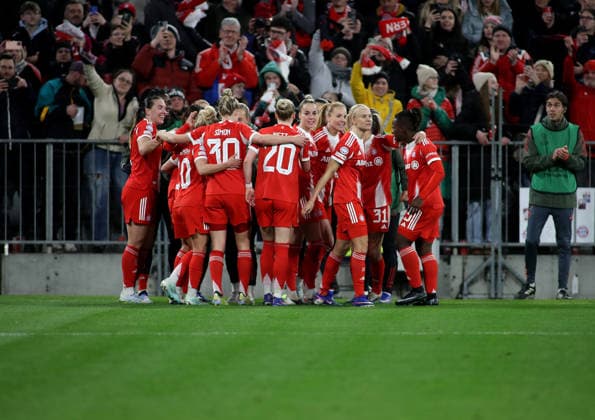 Fussball, Frauen, Frauen Champions League, Viertelfinale Rückspiel, Saison 2025 2026, FC Bayern München - Manchester United, ManU Allianz Arena 2:1 durch Linda Dallmann (FC Bayern München), Tor, Torjubel, Jubeltraube