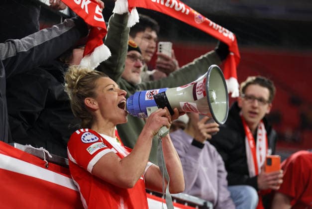 Fussball, Frauen, Frauen Champions League, Viertelfinale Rückspiel, Saison 2025 2026, FC Bayern München - Manchester United, ManU Allianz Arena Linda Dallmann (FC Bayern München) mit Megaphone nach dem Spiel beim Feiern in der Südkurve bei den Fans