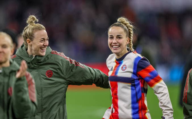 GER, München, Bayern München vs Manchester United, ManU Women s Champions League, Fussball, UEFA, Spielzeit 2025 2026, Allianz Arena, Viertelfinale, Rückspiel im Bild v.l.: Carolin Simon (Bayern München 30), Giulia Gwinn (Bayern München 7) DFB DFL REGULATIONS PROHIBIT ANY USE OF PHOTOGRAPHS AS IMAGE SEQUENCES AND OR QUASI-VIDEO, 01.04.2026 Copyright: HMBxMedia HendrikxHamelau