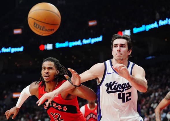 April 1, 2026, Toronto, On, CANADA: Toronto Raptors Collin Murray-Boyles (12) and Sacramento Kings Maxime Raynaud (42) chase down a loose ball during first half NBA, Basketball Herren, USA basketball action in Toronto on Wednesday, April 1, 2026. Canada News - April 1, 2026  - ZUMAc35_ 20260401_zaf_c35_096 Copyright: xFrankxGunnx