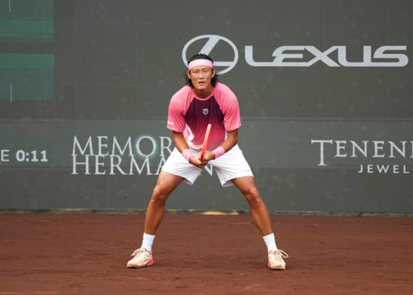 HOUSTON, TX - APRIL 01: Zhizhen Zhang (CHN) in action in the singles round of 16 match at the Men™s Clay Court Championship on April 1, 2026 at River Oaks Country Club in Houston, TX. (Photo by Leslie Plaza Johnson Icon Sportswire) TENNIS: APR 01 US Men s Clay Court Championship EDITORIAL USE ONLY Icon260401109