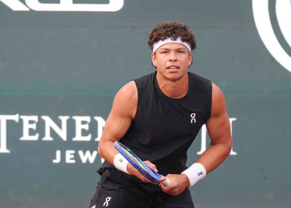 HOUSTON, TX - APRIL 01: Ben Shelton (USA) in action in the singles round of 16 match at the Men™s Clay Court Championship on April 1, 2026 at River Oaks Country Club in Houston, TX. (Photo by Leslie Plaza Johnson Icon Sportswire) TENNIS: APR 01 US Men s Clay Court Championship EDITORIAL USE ONLY Icon260401095
