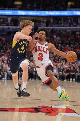 CHICAGO, IL - APRIL 01: Taelon Peter 4 of the Indiana Pacers guards Collin Sexton 2 of the Chicago Bulls during the first half on April 1, 2026 at the United Center in Chicago, Illinois. (Photo by Melissa Tamez Icon Sportswire) NBA, Basketball Herren, USA APR 01 Indiana Pacers at Chicago Bulls EDITORIAL USE ONLY Icon260401009
