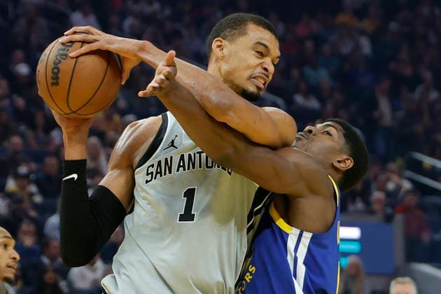 NBA, Basketball Herren, USA - San Antonio Spurs at Golden State Warriors San Antonio Spurs forward center Victor Wembanyama (L) grabs a rebound ahead of Golden State Warriors guard Nate Williams (R) during the first half of the NBA game between the San Antonio Spurs and the Golden State Warriors in San Francisco, California, USA, 01 April 2026. SAN FRANCISCO CALIFORNIA United States  Copyright: xJOHNxG.xMABANGLOx