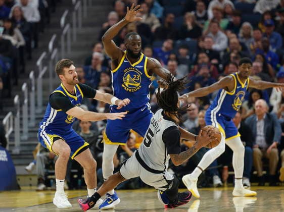 NBA, Basketball Herren, USA - San Antonio Spurs at Golden State Warriors San Antonio Spurs guard Stephon Castle (C) slips while trying to pass as Golden State Warriors guard Pat Spencer (L) and Golden State Warriors forward Draymond Green (2-L) defend during the first half of the NBA game between the San Antonio Spurs and the Golden State Warriors in San Francisco, California, USA, 01 April 2026. SAN FRANCISCO CALIFORNIA United States  Copyright: xJOHNxG.xMABANGLOx