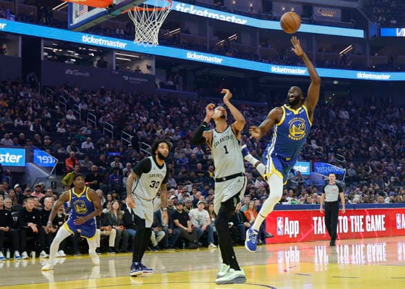NBA, Basketball Herren, USA - San Antonio Spurs at Golden State Warriors Golden State Warriors forward Draymond Green (R) in action against San Antonio Spurs forward center Victor Wembanyama (C) during the first half of the NBA game between the San Antonio Spurs and the Golden State Warriors in San Francisco, California, USA, 01 April 2026. SAN FRANCISCO CALIFORNIA United States  Copyright: xJOHNxG.xMABANGLOx