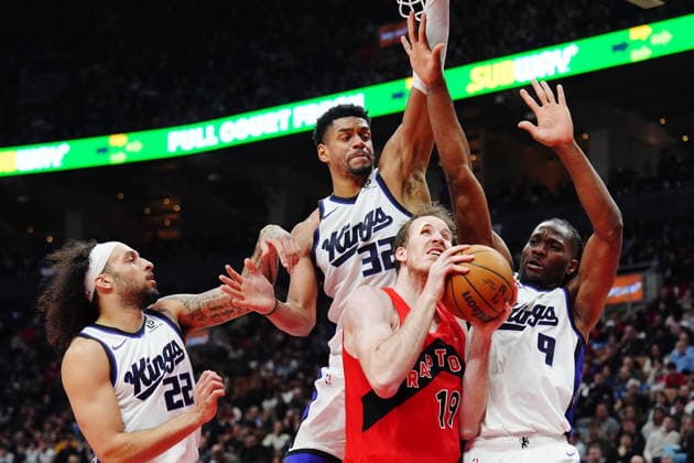 April 1, 2026, Toronto, On, CANADA: Raptors centre Jakob Poeltl (19) protects the ball from Devin Carter (22), Dylan Cardwell (32) and Precious Achiuwa (9) of the Sacramento Kings during an NBA, Basketball Herren, USA game in Toronto on April 1, 2026. Canada News - April 1, 2026  - ZUMAc35_ 20260401_zaf_c35_110 Copyright: xFrankxGunnx