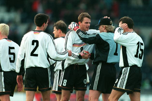 Northern Ireland V Germany, UEFA European Championship, EM, Europameisterschaft Group 3 Dietmar Hamann and Oliver Kahn of Germany and Teammates celebrate after the UEFA European Championship Group 3 match between Northern Ireland and Germany at Windsor Park on March 27, 1999 in Belfast, Northern Ireland . Belfast Windsor Park Northern Ireland United Kingdom Copyright: xAllstarxPicturexLibraryxLtdx