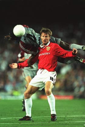 Manchester United, ManU V Bayern Munich, 1999 UEFA Champions League Final Teddy Sheringham of Manchester United and Sam Kuffour of Bayern Munich challenge during the 1999 UEFA Champions League Final match between Manchester United and Bayern Munich at Nou Camp on May 26, 1999 in Barcelona, Spain. Barcelona Nou Camp Spain Spain Copyright: xAllstarxPicturexLibraryxLtdx