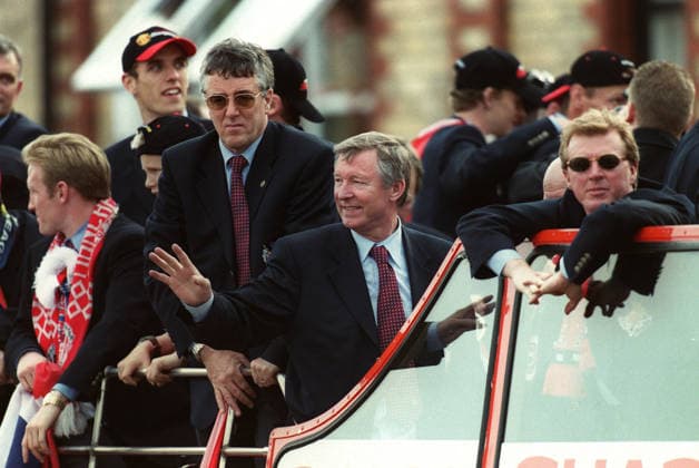 Manchester United, ManU Treble Winning Victory Parade Alex Ferguson and Steve McClaren celebrate on Home Coming parade bus After Winning The Treble during the Treble Winning Victory Parade at Deansgate on May 30, 1999 in Manchester, England. Manchester Deansgate England United Kingdom Copyright: xAllstarxPicturexLibraryxLtdx