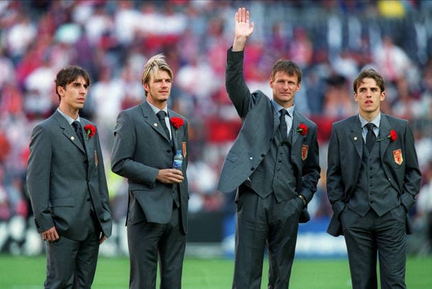 Manchester United, ManU V Bayern Munich, 1999 UEFA Champions League Final Gary Neville, David Beckham, Teddy Sheringham and Phil Neville of Manchester United In Suits wave to the fans before the 1999 UEFA Champions League Final match between Manchester United and Bayern Munich at Nou Camp on May 26, 1999 in Barcelona, Spain. Barcelona Nou Camp Spain Spain Copyright: xAllstarxPicturexLibraryxLtdx