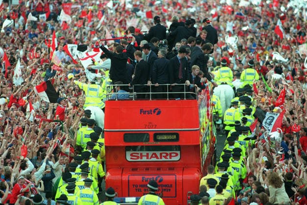 Manchester United, ManU Treble Winning Victory Parade Manchester United players including Paul Scholes on Home Coming parade bus are surounded by fans and Police during the Treble Winning Victory Parade at Deansgate on May 30, 1999 in Manchester, England. Manchester Deansgate England United Kingdom Copyright: xAllstarxPicturexLibraryxLtdx