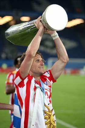 Atletico Madrid V Fulham, Europa League Final Diego Forlan of Atletico Madrid celebrates with The Europa Cup Trophy after the Europa League Final match between Atletico Madrid and Fulham at HSH Nordbank Arena on May 12, 2010 in Hamburg, Germany. Hamburg Hsh Nordbank Arena Germany Germany Copyright: xAllstarxPicturexLibraryxLtdx