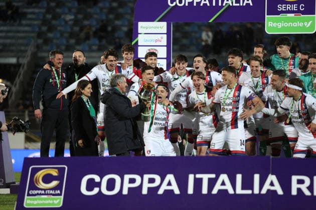 CALCIO - Coppa Italia Serie C - Final - Latina Calcio vs Potenza Calcio Gianfranco Zola hands the cup to the players of Potenza Calcio during the Coppa Italia Serie C Regionale Trenitalia Final between Latina Calcio vs Potenza Calcio , 1 april 2026 at the Domenico Francioni Stadium, Latina Italy. Latina Italy  Copyright: xIPAxSport ABACAx