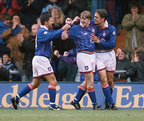 Oldham Athletic V Bolton Wanderers, League Division One Paul Rickers of Oldham Athletic celebrates during the League Division One match between Oldham Athletic and Bolton Wanderers at Boundary Park on April 29, 1995 in Oldham, England. Oldham Boundary Park England United Kingdom Copyright: xAllstarxPicturexLibraryxLtdx