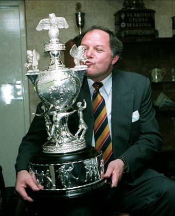 Huddersfield Town V Birmingham City, League Division 2 Barry Fry manager of Birmingham City Holds Second Divison Trophy after the League Division 2 match between Huddersfield Town and Birmingham City at McAlpine Stadium on May 6, 1995 in Huddersfield, England . Huddersfield Mcalpine Stadium England United Kingdom Copyright: xAllstarxPicturexLibraryxLtdx