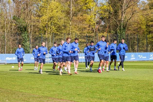 Training am 02.04.26, Herren, Fußball, Saison 2025 2026, 2.Liga, Karlsruher SC. Warumlaufen der Spieler beim Trainingsbeginn. Karlsruhe Wildparkstadion Baden-Württemberg Germany