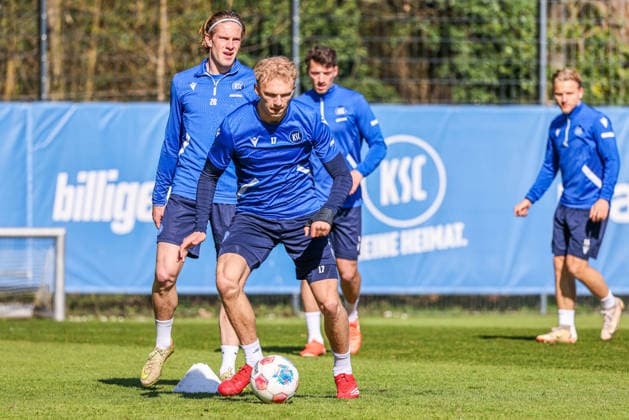 Training am 02.04.26, Herren, Fußball, Saison 2025 2026, 2.Liga, Karlsruher SC. Leon Opitz (KSC 17) am Ball Karlsruhe Wildparkstadion Baden-Württemberg Germany