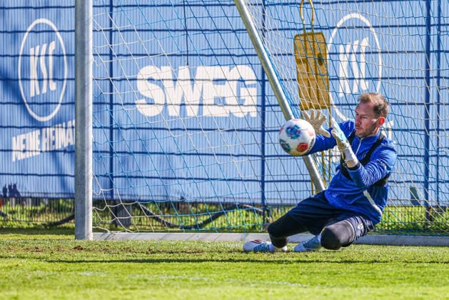 Training am 02.04.26, Herren, Fußball, Saison 2025 2026, 2.Liga, Karlsruher SC. Torwart Robin Himmelmann (KSC 30) hält den Ball im Torwarttraining Karlsruhe Wildparkstadion Baden-Württemberg Germany