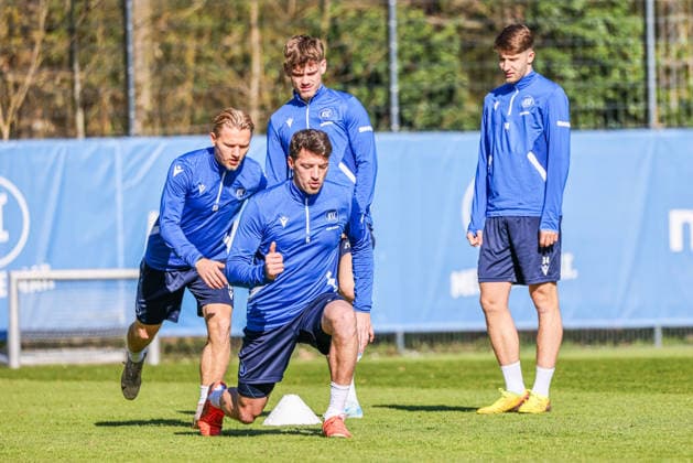 Training am 02.04.26, Herren, Fußball, Saison 2025 2026, 2.Liga, Karlsruher SC. Leon Jensen (KSC 6) beim Stretching. Karlsruhe Wildparkstadion Baden-Württemberg Germany