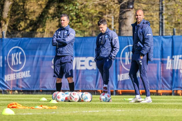 Training am 02.04.26, Herren, Fußball, Saison 2025 2026, 2.Liga, Karlsruher SC. Christian Eichner (KSC Trainer), Sirus Motekallemi (KSC Co-Trainer), Daniel Gordon (KSC Co-Trainer) vlnr.1 Karlsruhe Wildparkstadion Baden-Württemberg Germany