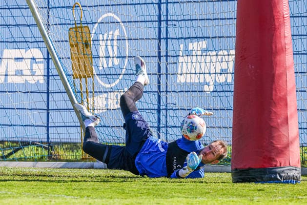 Training am 02.04.26, Herren, Fußball, Saison 2025 2026, 2.Liga, Karlsruher SC. Torwart Robin Himmelmann (KSC 30) hält den Ball Karlsruhe Wildparkstadion Baden-Württemberg Germany