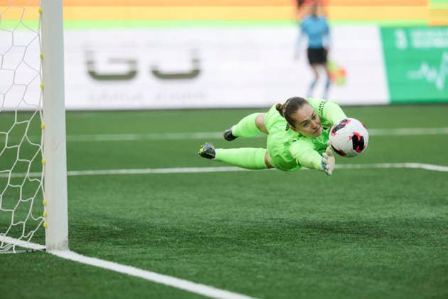 GÖTEBORG, SVERIGE 20260402 Häckens malvakt Fanney Birkisdottir räddar under torsdagens semifinal i Europa Cup mellan BK Häcken och Eintracht Frankfurt pa Nordic Wellness arena (Hisingen Arena). GÖTEBORG SVERIGE x9200x
