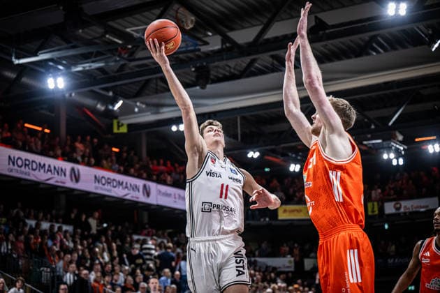 1. Basketball Bundesliga, easyCredit BBL, Saison 2025 2026, Herren, Hauptrunde, 27. Spieltag, 02.04.2026, RASTA Vechta - BMA365 Bamberg Baskets Richard Balint ( 11 - BMA365 Bamberg Baskets) beim Korbleger Vechta RASTA Dome Niedersachsen Deutschland