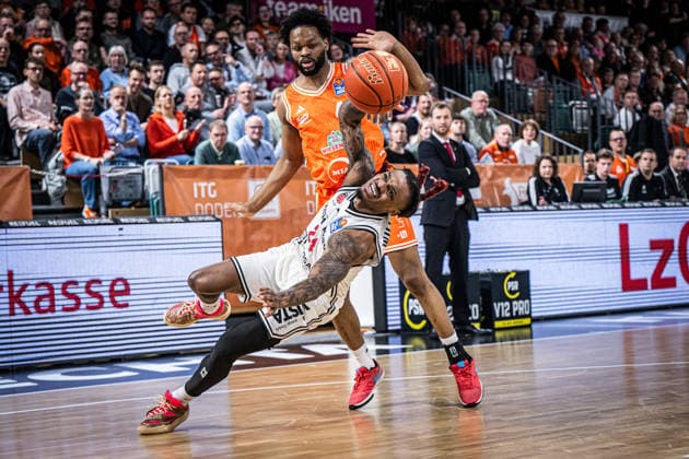 1. Basketball Bundesliga, easyCredit BBL, Saison 2025 2026, Herren, Hauptrunde, 27. Spieltag, 02.04.2026, RASTA Vechta - BMA365 Bamberg Baskets Cobe Williams ( 24 - BMA365 Bamberg Baskets) in Aktion Vechta RASTA Dome Niedersachsen Deutschland