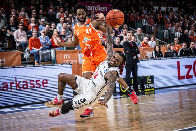 1. Basketball Bundesliga, easyCredit BBL, Saison 2025 2026, Herren, Hauptrunde, 27. Spieltag, 02.04.2026, RASTA Vechta - BMA365 Bamberg Baskets Cobe Williams ( 24 - BMA365 Bamberg Baskets) in Aktion Vechta RASTA Dome Niedersachsen Deutschland