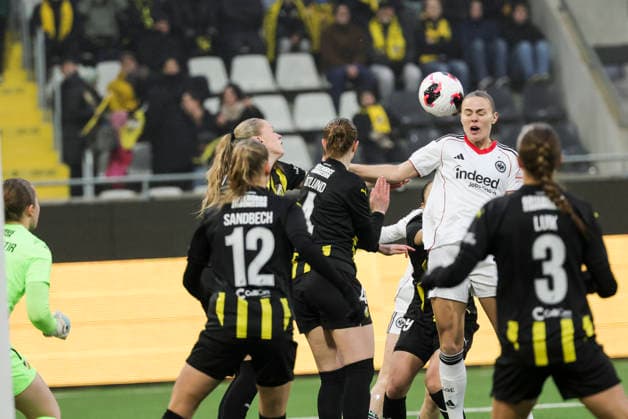 GÖTEBORG, SVERIGE 20260402 Eintracht Frankfurts Marthine ostenstad nickar bollen under torsdagens semifinal i Europa Cup mellan BK Häcken och Eintracht Frankfurt pa Nordic Wellness arena (Hisingen Arena). GÖTEBORG SVERIGE x9200x