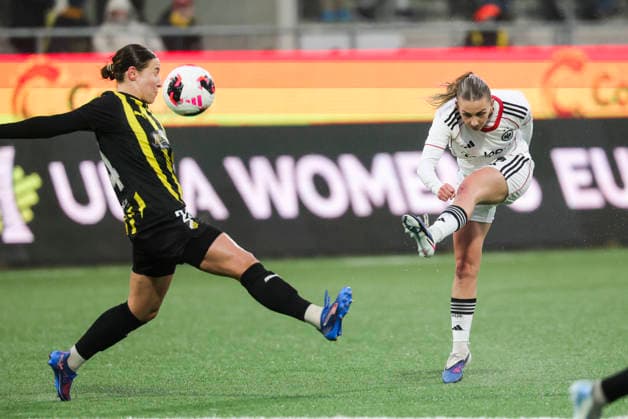 GÖTEBORG, SVERIGE 20260402 Häckens Emma Östlund (tv) och Eintracht Frankfurts Elisa Senss under torsdagens semifinal i Europa Cup mellan BK Häcken och Eintracht Frankfurt pa Nordic Wellness arena (Hisingen Arena). GÖTEBORG SVERIGE x9200x