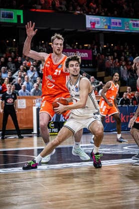 1. Basketball Bundesliga, easyCredit BBL, Saison 2025 2026, Herren, Hauptrunde, 27. Spieltag, 02.04.2026, RASTA Vechta - BMA365 Bamberg Baskets Zachary Ensminger ( 1 - BMA365 Bamberg Baskets) in Aktion Vechta RASTA Dome Niedersachsen Deutschland