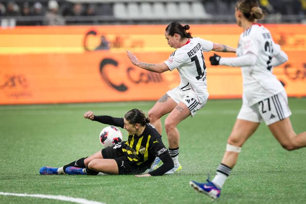 GOTHENBURG, SWEDEN 20260402 Hacken s Emma Ostlund (left) is chased by Eintracht Frankfurt s GÃ raldine Reuteler (14) during the UEFA Women s Europa Cup 2nd leg semi-final soccer match between BK Häcken and Eintracht Frankfurt at Hisingen Arena in Gothenburg, Sweden, on April 2, 2026. GÖTEBORG SWEDEN x9200x