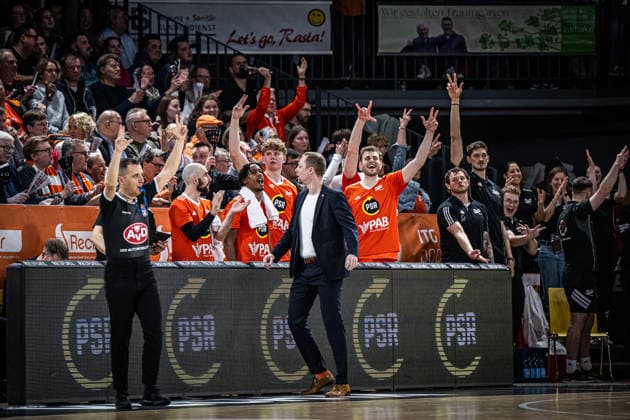 1. Basketball Bundesliga, easyCredit BBL, Saison 2025 2026, Herren, Hauptrunde, 27. Spieltag, 02.04.2026, RASTA Vechta - BMA365 Bamberg Baskets Das Team von RASTA Vechta während der Partie Vechta RASTA Dome Niedersachsen Deutschland