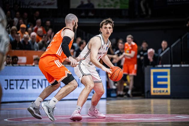 1. Basketball Bundesliga, easyCredit BBL, Saison 2025 2026, Herren, Hauptrunde, 27. Spieltag, 02.04.2026, RASTA Vechta - BMA365 Bamberg Baskets Adrian Petkovic ( 15 - BMA365 Bamberg Baskets) in Aktion Vechta RASTA Dome Niedersachsen Deutschland