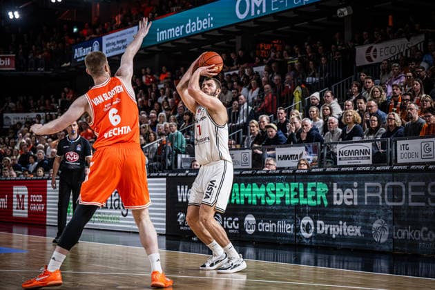 1. Basketball Bundesliga, easyCredit BBL, Saison 2025 2026, Herren, Hauptrunde, 27. Spieltag, 02.04.2026, RASTA Vechta - BMA365 Bamberg Baskets Moritz Krimmer ( 27 - BMA365 Bamberg Baskets) beim Jumpshot Vechta RASTA Dome Niedersachsen Deutschland