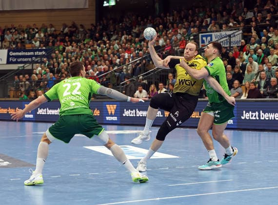 02.04.2026, xovx, Handball Daikin Handball Bundesliga, HSG Wetzlar - TVB Stuttgart v.l. Jona Schoch (HSG Wetzlar), Lenny Rubin (TVB Stuttgart), Josip Simic (HSG Wetzlar) Wetzlar Buderus-Arena Hessen Deutschland (DE)