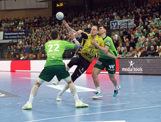02.04.2026, xovx, Handball Daikin Handball Bundesliga, HSG Wetzlar - TVB Stuttgart v.l. Jona Schoch (HSG Wetzlar), Lenny Rubin (TVB Stuttgart), Josip Simic (HSG Wetzlar) Wetzlar Buderus-Arena Hessen Deutschland (DE)
