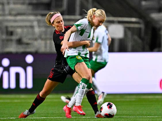 STOCKHOLM, SVERIGE 20260402 Sparta Prags Franny Cerna och Hammarbys Emilie Joramo under torsdagens semifinal i Europa Cup mellan Hammarby IF och AC Sparta Prag pa 3Arena. STOCKHOLM SVERIGE x10030x